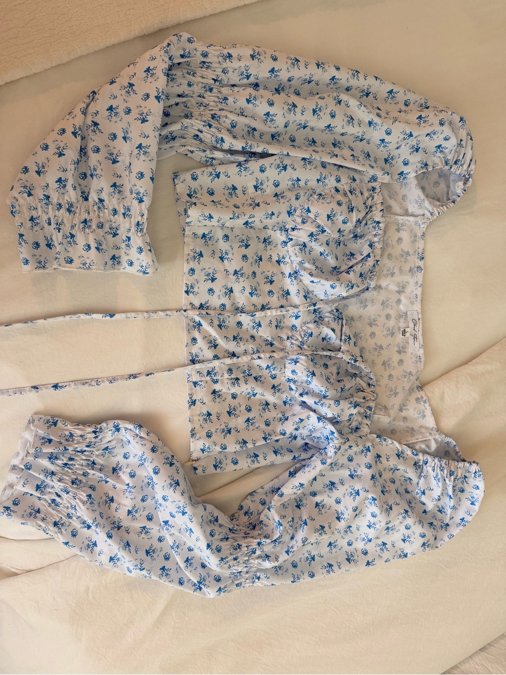 White and Blue Floral Tie-Front Sweetheart Crop Top - Picture 2 of 4